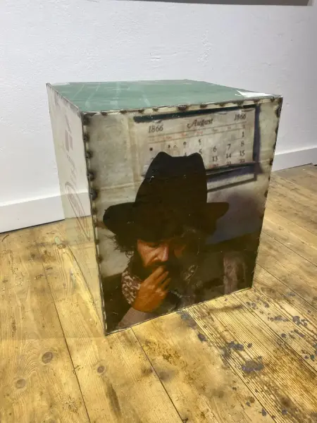 Artikelbild 2 des Artikels “Würfel mit gedrucktem Motiv, Bud Spencer 40 cm. Wird aus recycelten Ölfässern hergestellt “